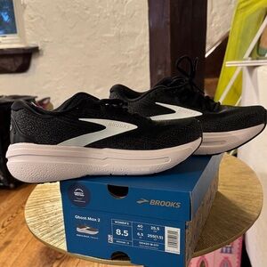 Brooks Ghost Max 2 Black and White Sneakers BRAND NEW